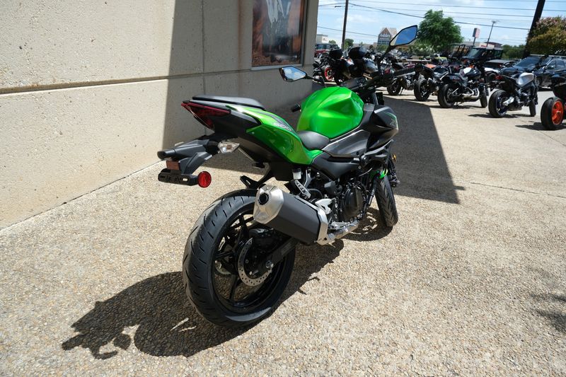 2024 Kawasaki Z500 ABS CANDY LIME GREEN AND METALLIC FLAT SPARK BLACK AND METALLIC GRAPHITE GRAYImage 5