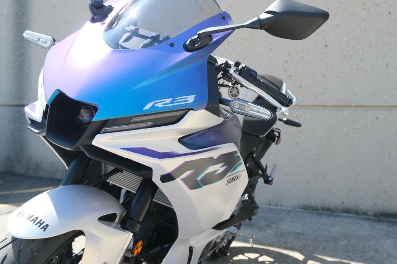 2025 Yamaha YZFR3 ABS LUNAR WHITE AND NEBULA BLUE Image 9