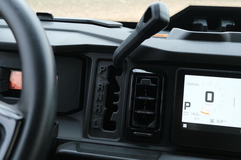 NEW 2026 CAN-AM DEFENDER MAX XT CAB HD11 WITH 1025 INCH TOUCHSCREEN Image 24