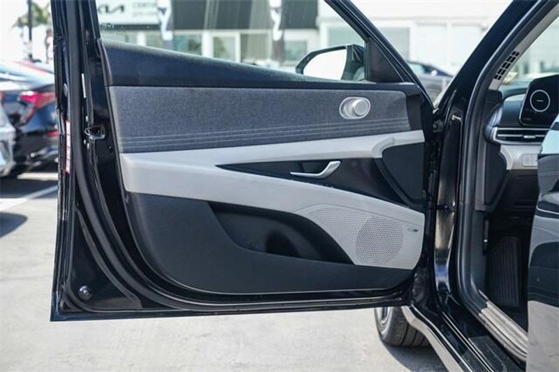2023 Hyundai Elantra LimitedImage 19