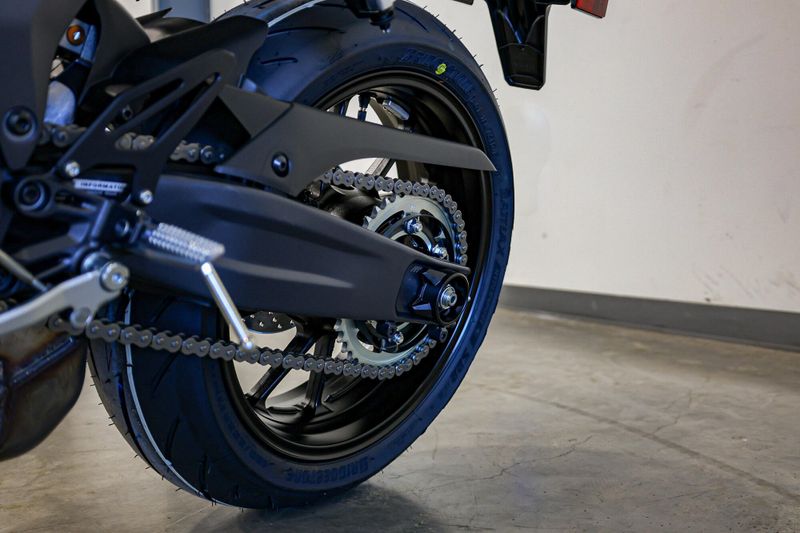 2025 Yamaha YZFR7 MATTE RAVEN BLACKImage 12