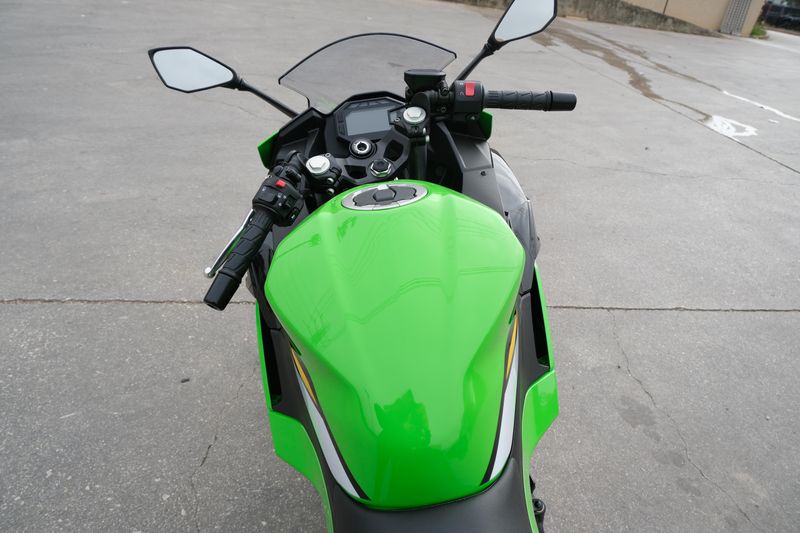 2025 Kawasaki NINJA 500 KRT EDITION LIME GREEN AND EBONY AND PEARL BLIZZARD WHITEImage 5