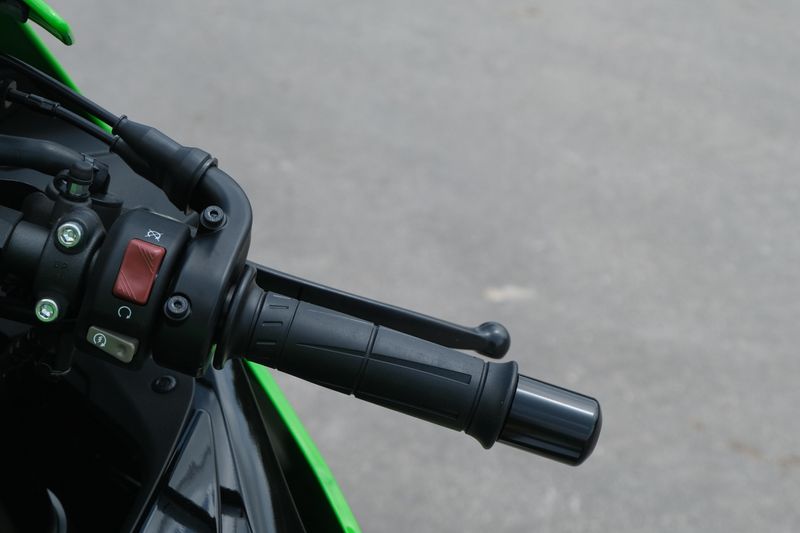 2025 Kawasaki NINJA ZX6R KRT EDITION LIME GREEN AND EBONY AND PEARL BLIZZARD WHITE Image 18