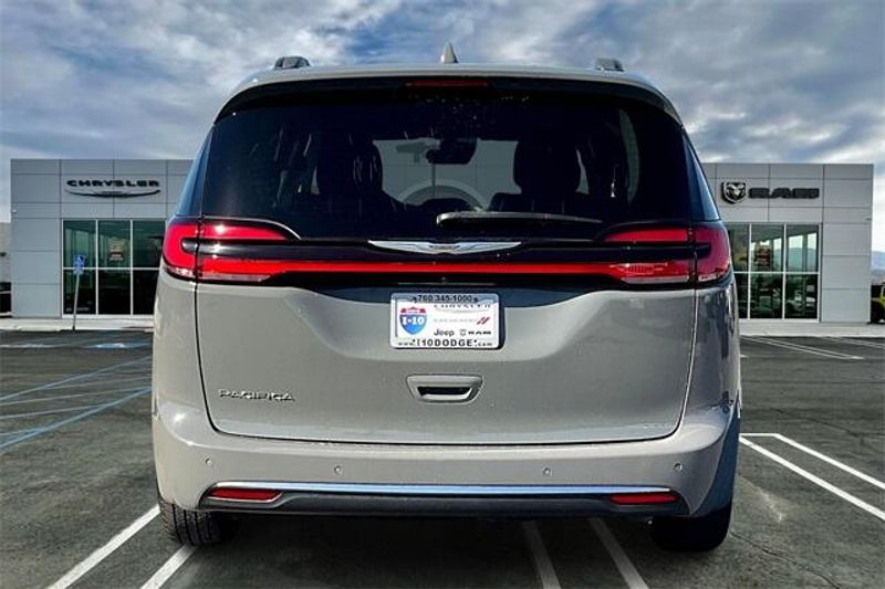 2022 Chrysler Pacifica Touring LImage 3