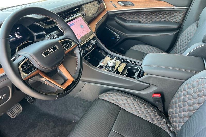 2025 Jeep Grand Cherokee L Summit Reserve photo 10