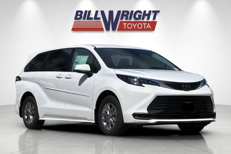 New 2026 Toyota Sienna LEImage 1