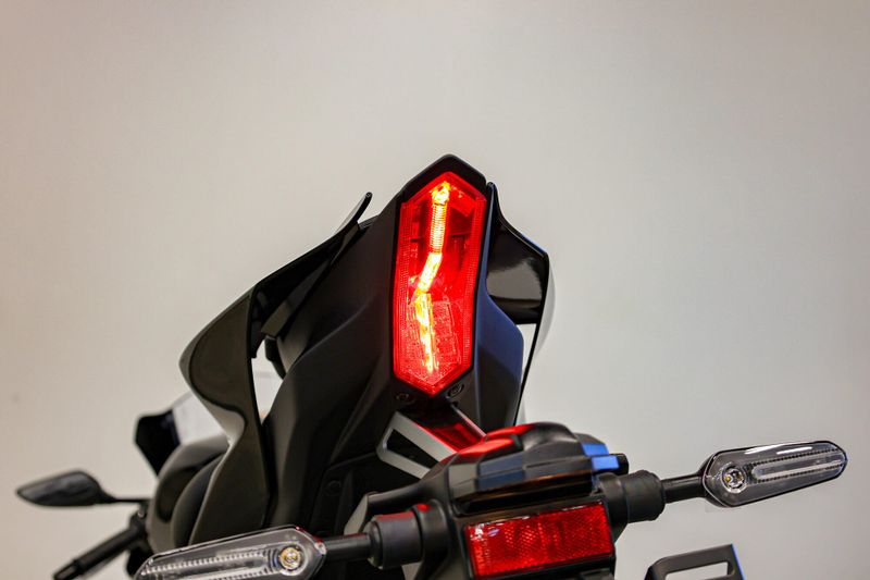 New 2025 Yamaha YZFR7 MATTE RAVEN BLACK Image 7