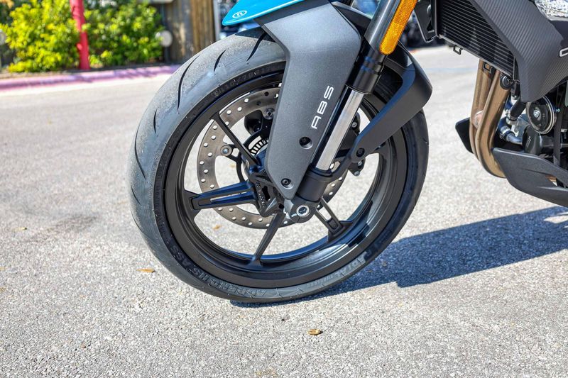 NEW 2026 CFMOTO 450NK Image 31