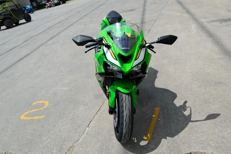 2025 Kawasaki NINJA ZX6R KRT EDITION LIME GREEN AND EBONY AND PEARL BLIZZARD WHITE Image 9
