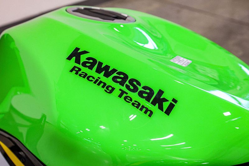 2025 Kawasaki NINJA ZX6R KRT EDITION ABS LIME GREEN AND EBONY AND PEARL BLIZZARD WHITEImage 16