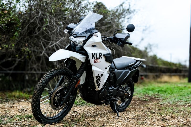 2025 Kawasaki KLR 650 S ABS PEARL CRYSTAL WHITE AND METALLIC CARBON GRAYImage 10