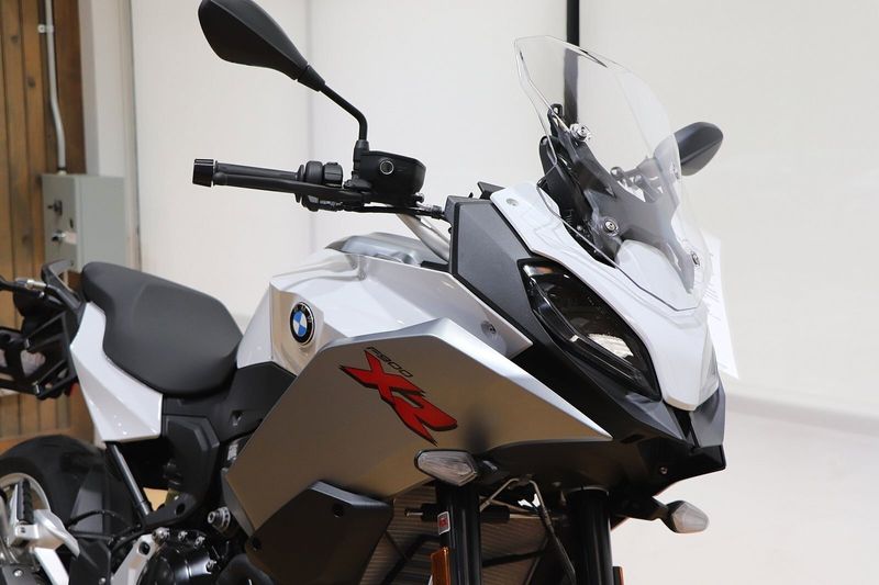 2022 BMW F 900 XR in a LIGHT WHITE exterior color. BMW Motorcycles of Temecula – Southern California 951-395-0675 bmwmotorcyclesoftemecula.com 