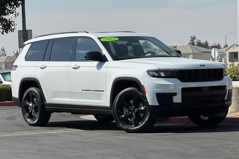2025 Jeep Grand Cherokee Altitude photo 2