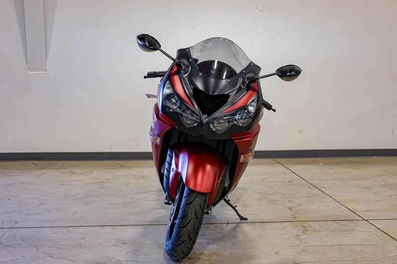 2025 Kawasaki NINJA ZX14R ABS METALLIC MATTE RED AND METALLIC FLAT SPARK BLACK AND METALLIC MATTE GRAPHITE GRAYImage 12