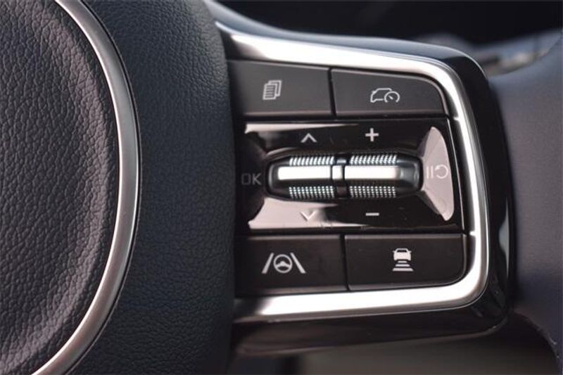 2025 Kia Carnival SX PrestigeImage 28