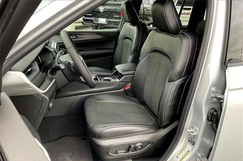 New 2025 Jeep Grand Cherokee Altitude 4x2Image 8