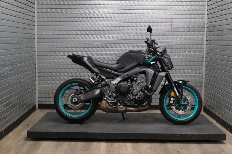 USED 2024 YAMAHA MT09 Image 2