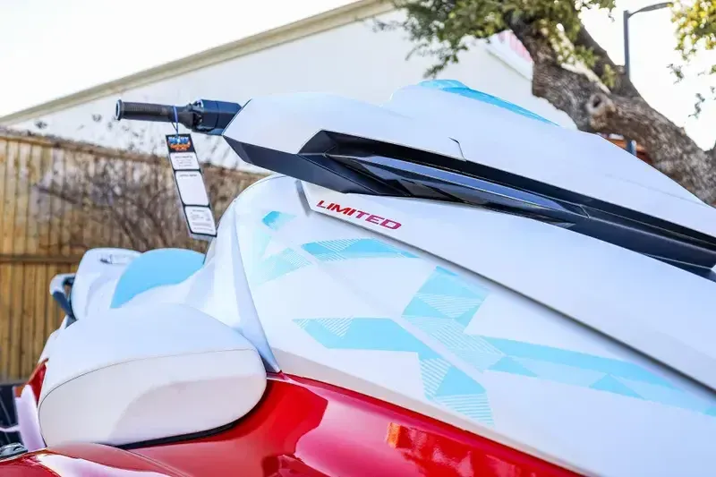 2025 Yamaha VX LIMITED TORCH RED Image 10
