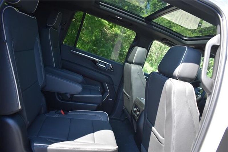 New 2025 Chevrolet Suburban PremierImage 19