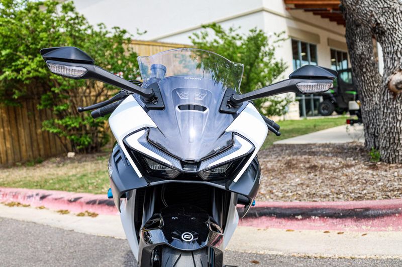 2025 CFMOTO 675SS NEBULA BLACK Image 3