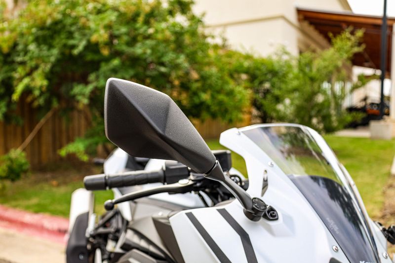 2025 Kawasaki NINJA ZX4RR ABS  METALLIC MATTE WHITISH SILVER AND METALLIC FLAT SPARK BLACK Image 3
