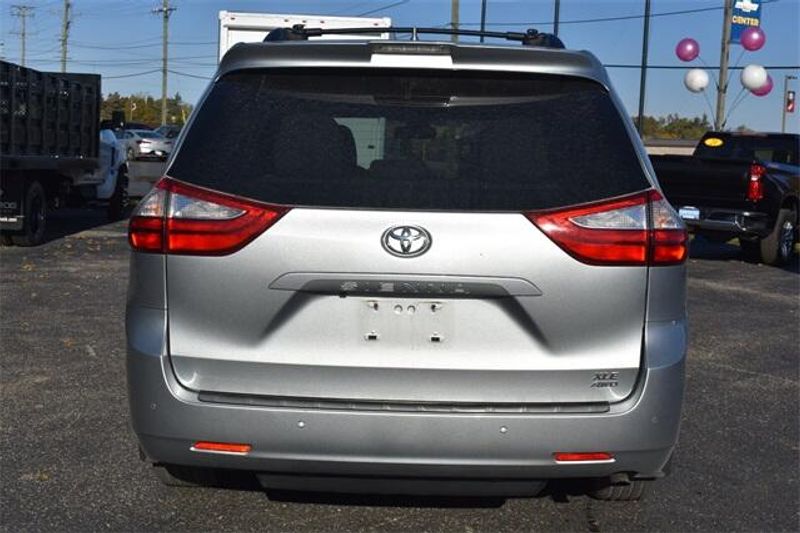 2019 Toyota Sienna XLEImage 4