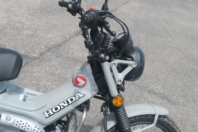 2025 Honda TRAIL 125 PEARL SMOKY GRAY Image 14