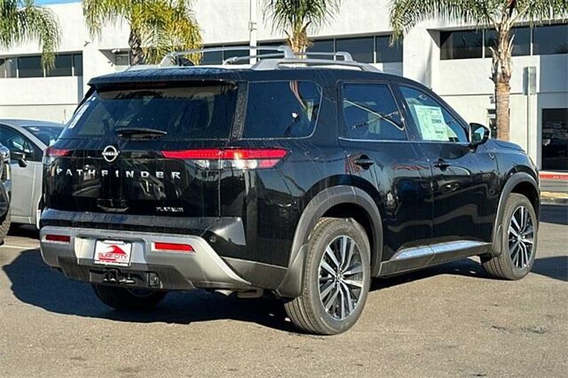 2024 Nissan Pathfinder PlatinumImage 3