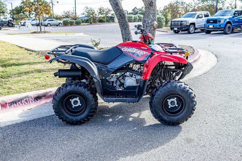 2025 Yamaha GRIZZLY 110 GREY METALLIC AND REDImage 2