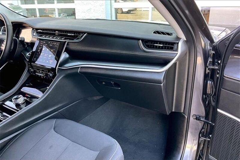 2022 Jeep Grand Cherokee L LaredoImage 16