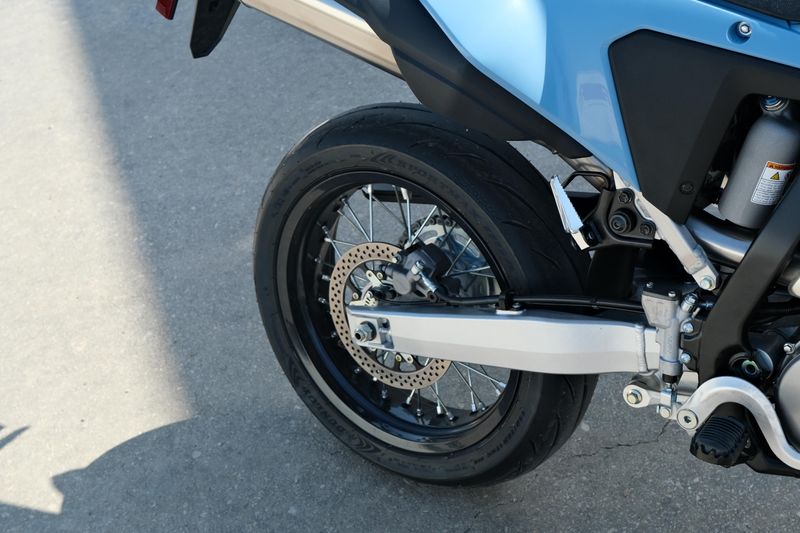 2025 Suzuki DRZ 4SM SKY GRAY Image 15