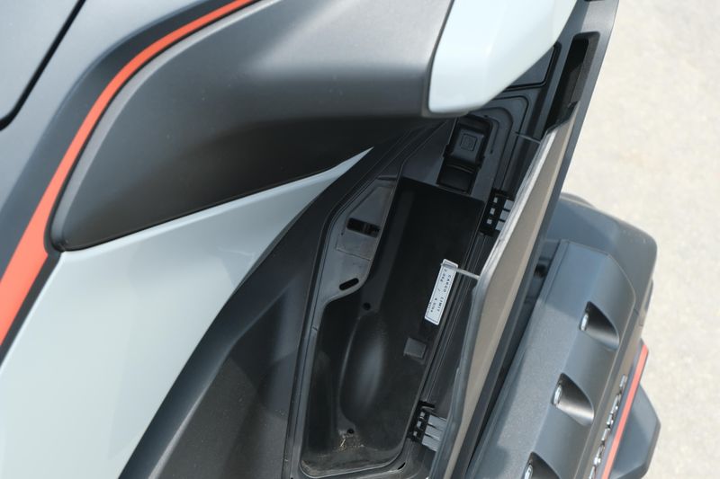 2021 Honda GOLDWING DCT DEEP PEARL GRAY Image 16