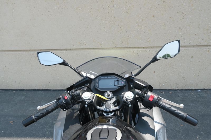 2025 Kawasaki NINJA 500 ABS METALLIC FLAT SPARK BLACK AND METALLIC SPARK BLACK AND METALLIC MOONDUST GRAY Image 12