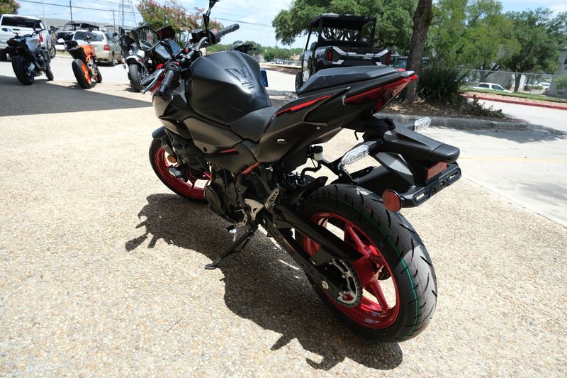 2024 Kawasaki Z500 SE ABS CANDY PERSIMMON RED AND METALLIC FLAT SPARK BLACK AND METALLIC MATTE GRAPHENESTEEL GRAYImage 5