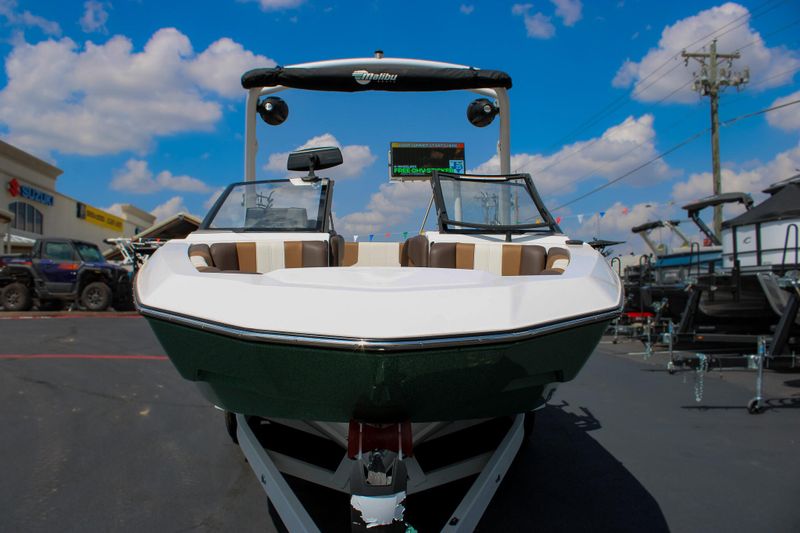 2024 MALIBU 21 LX  in a WHITE exterior color. Family PowerSports (877) 886-1997 familypowersports.com 