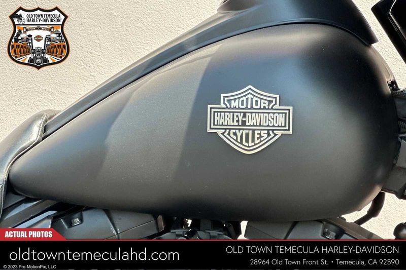 2016 Harley-Davidson Street Glide in a DEEP JADE PEARL W/PINSTRIPE exterior color. BMW Motorcycles of Temecula – Southern California (951) 506-6903 bmwmotorcyclesoftemecula.com 