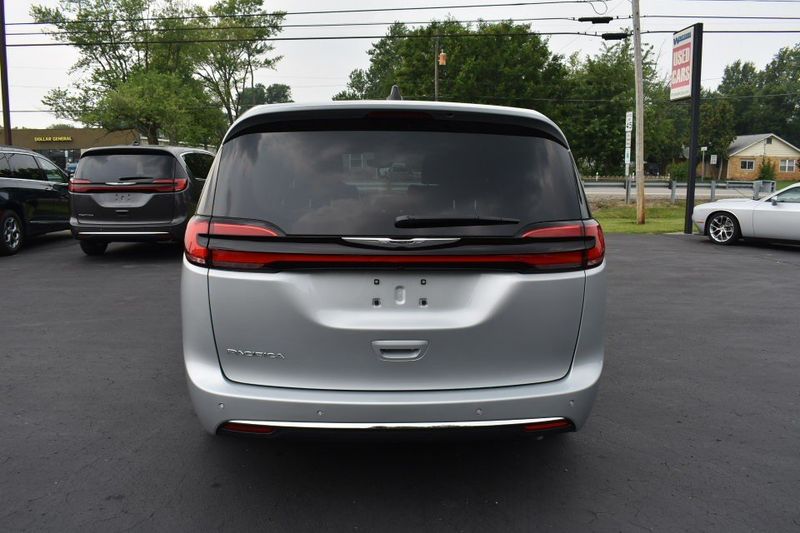 2023 Chrysler Pacifica Touring LImage 11