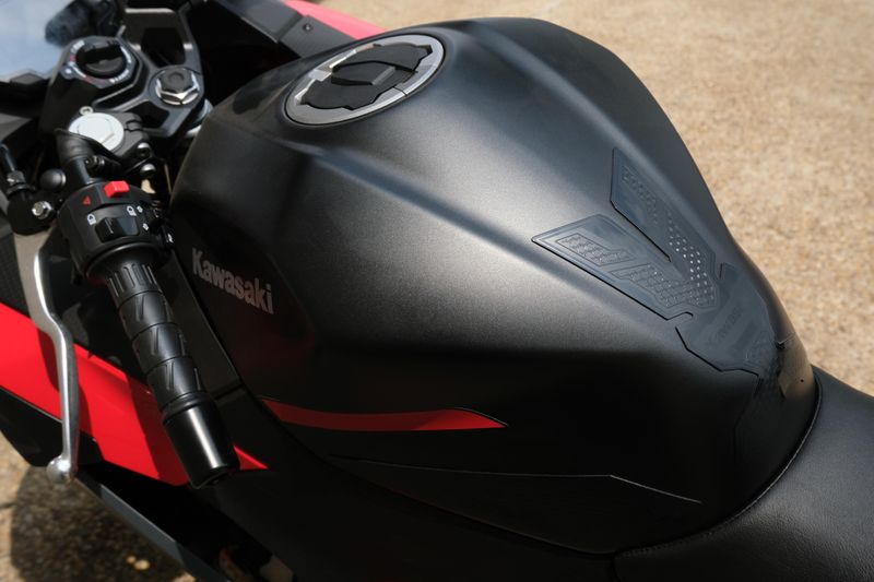 2025 Kawasaki NINJA 500 SE ABS PASSION RED AND METALLIC FLAT SPARK BLACK AND METALLIC MATTE DARK GRAY Image 15