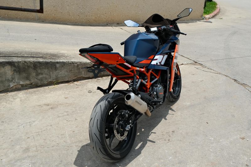 2024 KTM RC 390 BLUE Image 3
