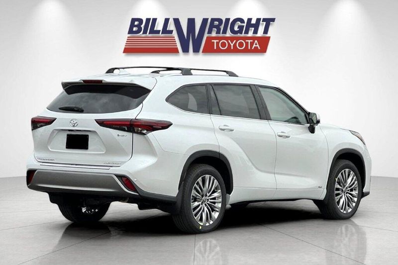 New 2026 Toyota Highlander Hybrid PlatinumImage 3