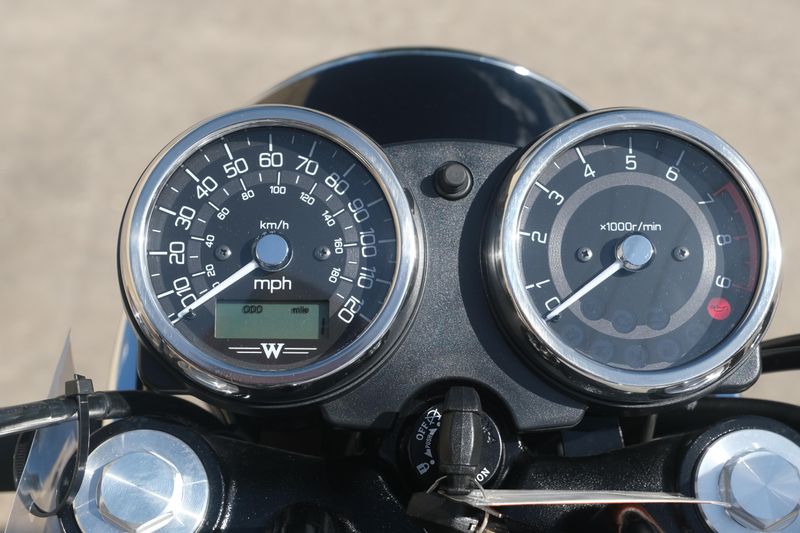 2024 Kawasaki W800 ABS METALLIC SLATE BLUE AND METALLIC DIABLO BLACK Image 11