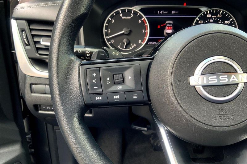 2023 Nissan Rogue SV photo 18