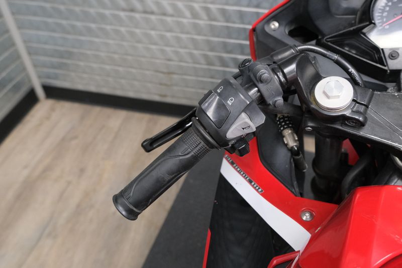 USED 2017 HONDA CBR300R Image 17