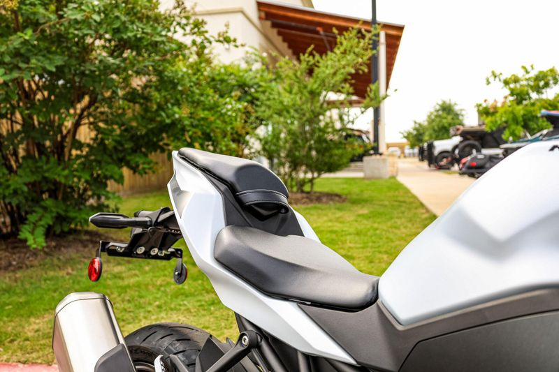 2025 Kawasaki NINJA ZX4RR ABS  METALLIC MATTE WHITISH SILVER AND METALLIC FLAT SPARK BLACK Image 13