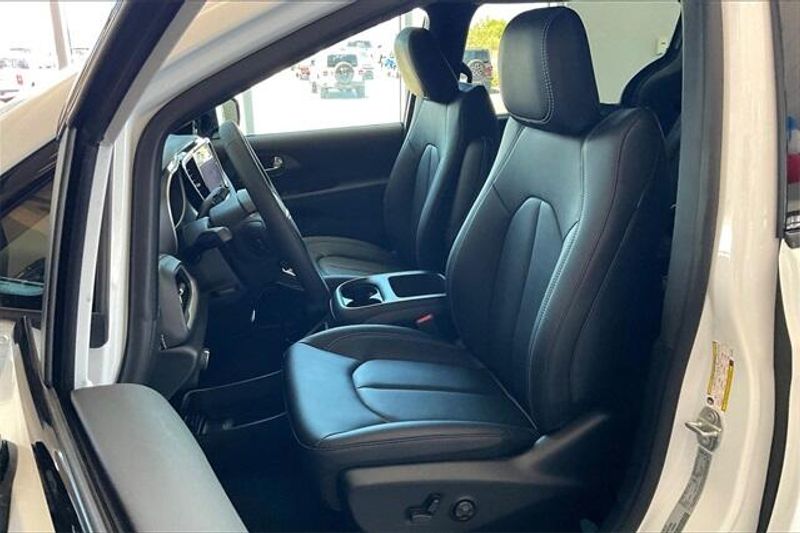 2025 Chrysler Pacifica SelectImage 7