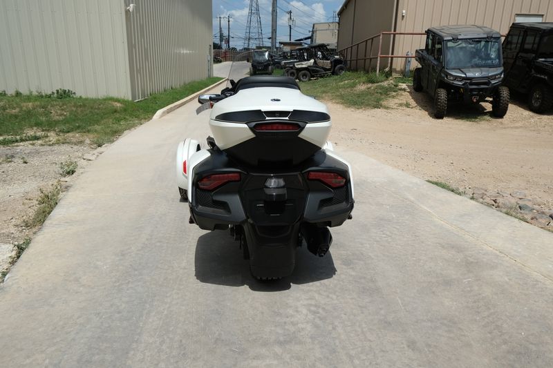 2024 Can-Am SPYDER RT SEATOSKY VEGAS WHITE SATINImage 17