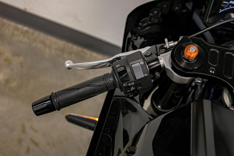 New 2025 Yamaha YZFR7 MATTE RAVEN BLACK Image 9