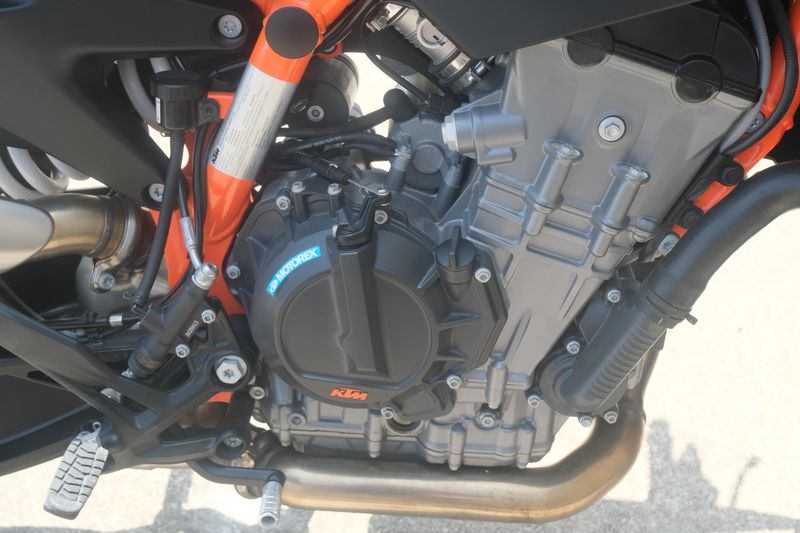 2023 KTM 890 DUKE R ORANGE AND BLUE Image 22