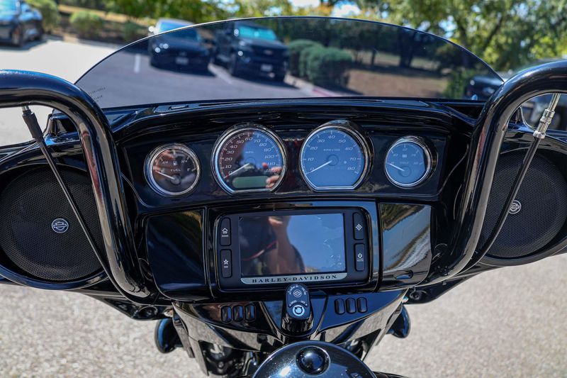 USED 2018 HARLEY STREET GLIDE SPECIAL Image 22
