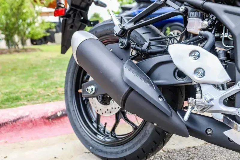 2025 Yamaha YZFR3 ABS LUNAR WHITE AND NEBULA BLUE Image 22